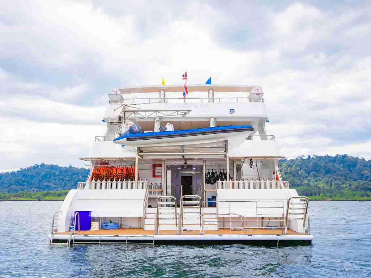 Spacious dive platform on MV Koon 9